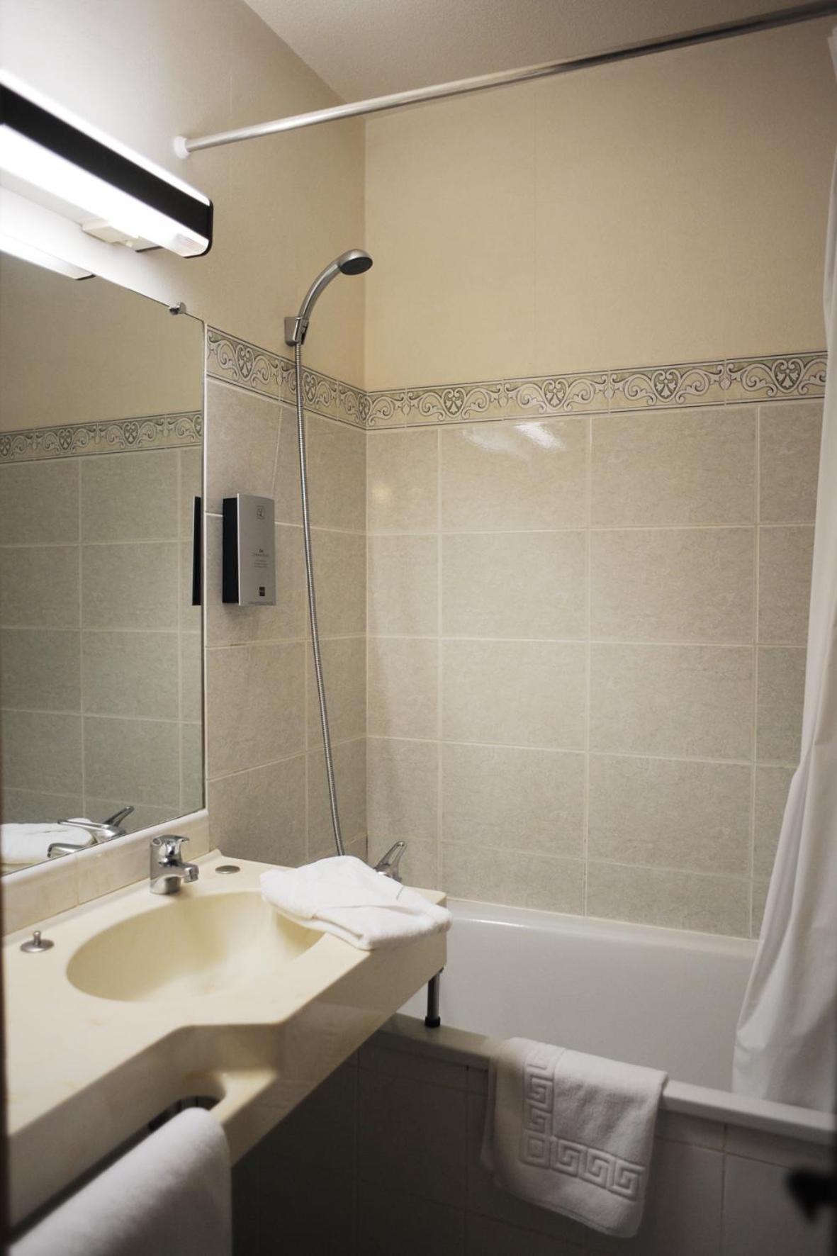 Logis Hotel Horus Restaurant Les Bruyeres Toulenne Екстер'єр фото