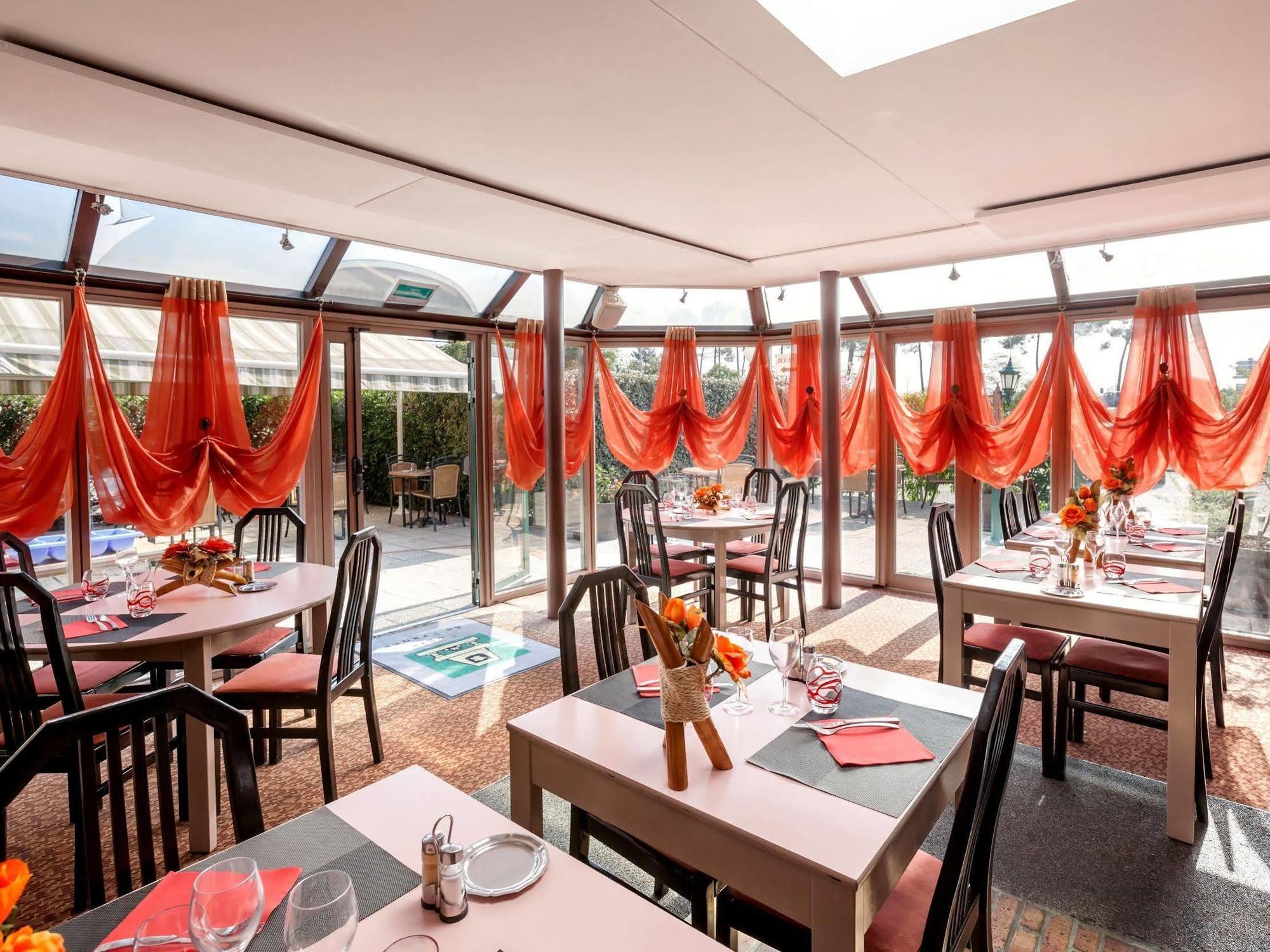 Logis Hotel Horus Restaurant Les Bruyeres Toulenne Екстер'єр фото